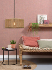 Hängeleuchte Iguazu von Good&Mojo aus naturfarbener Jute mit schwarzem Kabel, über einem Sofa im Wohnraum