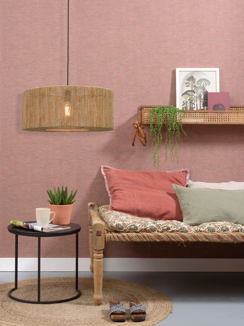 Hängeleuchte Iguazu von Good&Mojo aus naturfarbener Jute mit schwarzem Kabel, über einem Sofa im Wohnraum