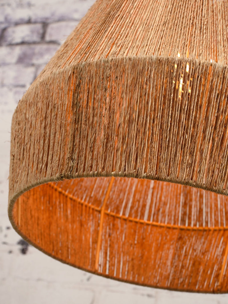 Detailansicht der Jute-Hängeleuchte Iguazu von Good&Mojo mit sichtbar verflochtenen Naturfasern und warmem Lichtschein.