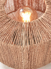 Detailansicht der Tischleuchte Good&Mojo Iguazu mit Schirm aus naturfarbener Jute, durch die die Glühbirne warm leuchtet.