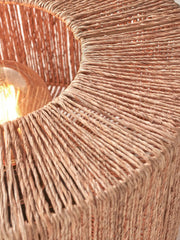 Detailaufnahme des naturfarbenen Juteschirms der Good&Mojo Tischleuchte Iguazu mit geflochtener Struktur und brennender Glühlampe.