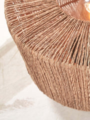 Detailansicht des naturfarbenen Lampenschirms der Good&Mojo Tischleuchte Iguazu aus geflochtener Jute, Lichtquelle sichtbar.