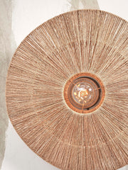 Detailansicht der Wandleuchte Good&Mojo Iguazu: runder Jute-Schirm mit radial verlaufender Flechtung und Glühbirne.