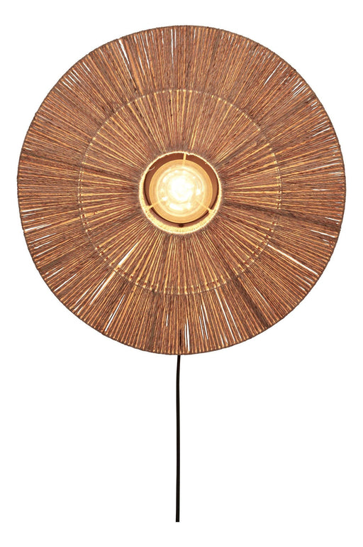 Runde Wandleuchte Iguazu von Good&Mojo mit Schirm aus naturfarbener Jute, Frontansicht mit leuchtender Glühbirne.