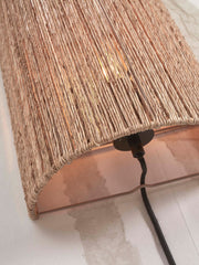 Detailansicht des Jute-Halbschirms der Good&Mojo Wandleuchte Iguazu mit sichtbarer Geflechtstruktur und dunklem Kabel.