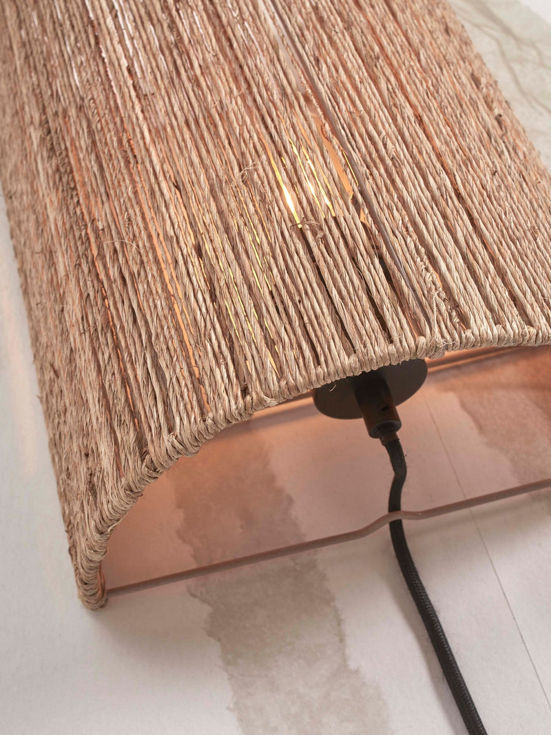Detailansicht des Jute-Halbschirms der Good&Mojo Wandleuchte Iguazu mit sichtbarer Geflechtstruktur und dunklem Kabel.