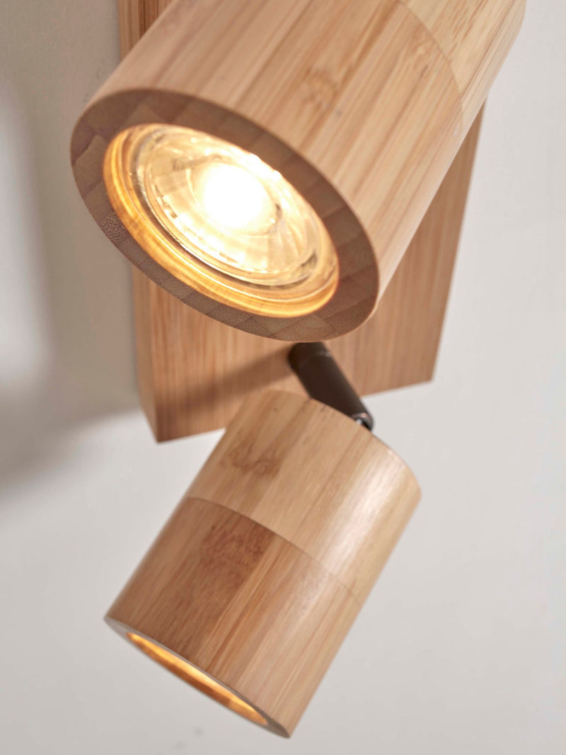 Detailansicht des Good&Mojo Deckenstrahlers Java mit zwei schwenkbaren Bambus-Spots, einer davon mit leuchtender GU10-Lampe.