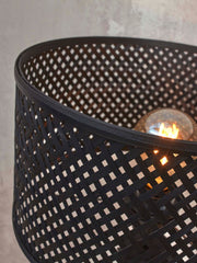 Detailaufnahme des schwarzen Bambusgeflechts der Good&Mojo Stehleuchte Java, durch das eine leuchtende Glühlampe sichtbar ist.