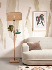 Good&Mojo Stehleuchte Java aus Bambus mit Regal-Schirm in Natur, neben einem Sofa, im Wohnraum