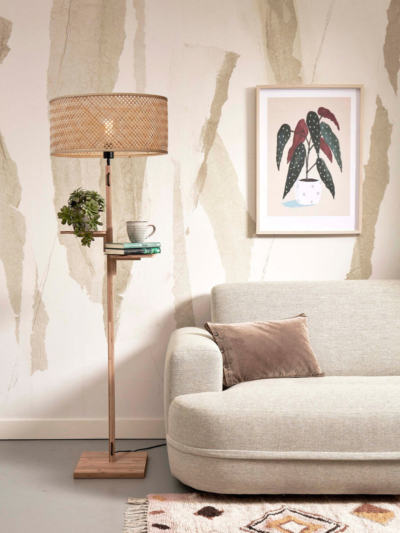 Good&Mojo Stehleuchte Java aus Bambus mit Regal-Schirm in Natur, neben einem Sofa, im Wohnraum