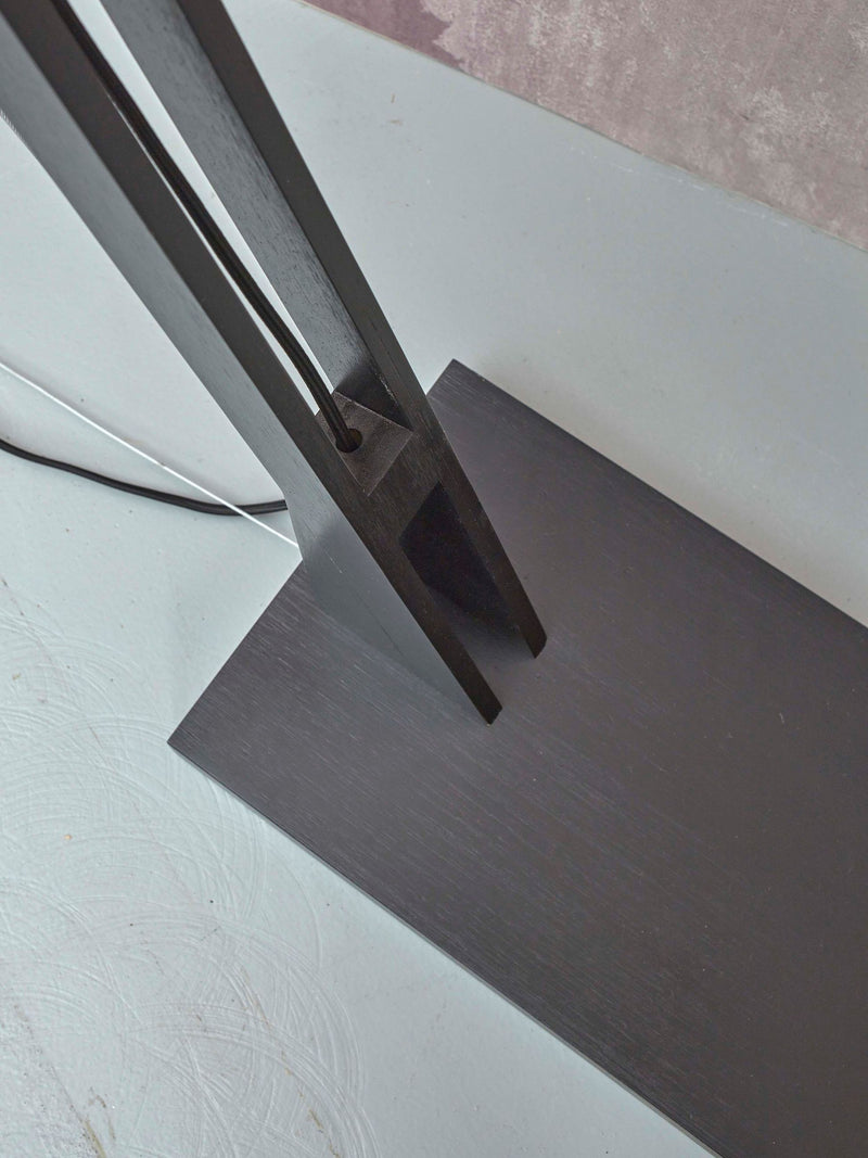 Detailansicht des schwarzen Gestells der Good&Mojo Stehleuchte Java XL mit flacher Standplatte und schmalen Stäben.