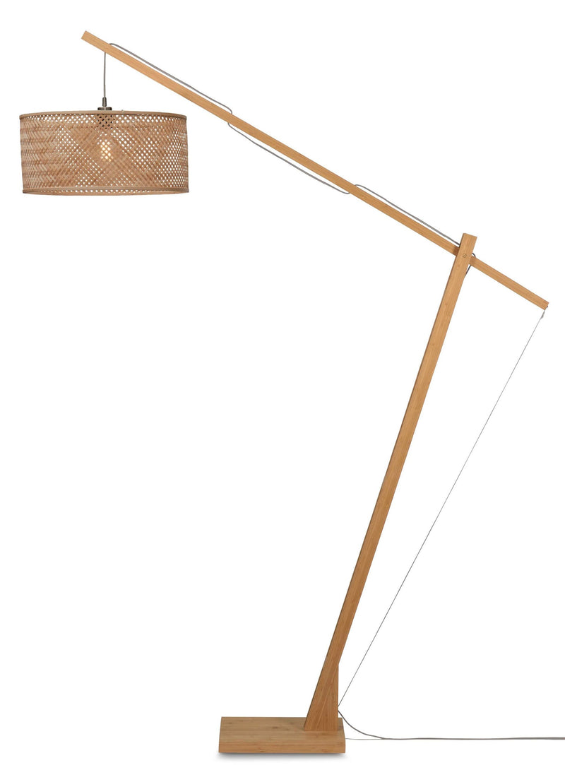 Bogenstehleuchte Good&Mojo Java XL aus naturfarbenem Bambus mit geflochtenem Schirm und schräg ausladendem Arm.