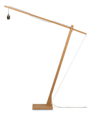 Stehleuchte Java XL aus Bambus in Natur: Bogenform mit schräg gestelltem Standfuß und ausladendem Arm, freigestellt.
