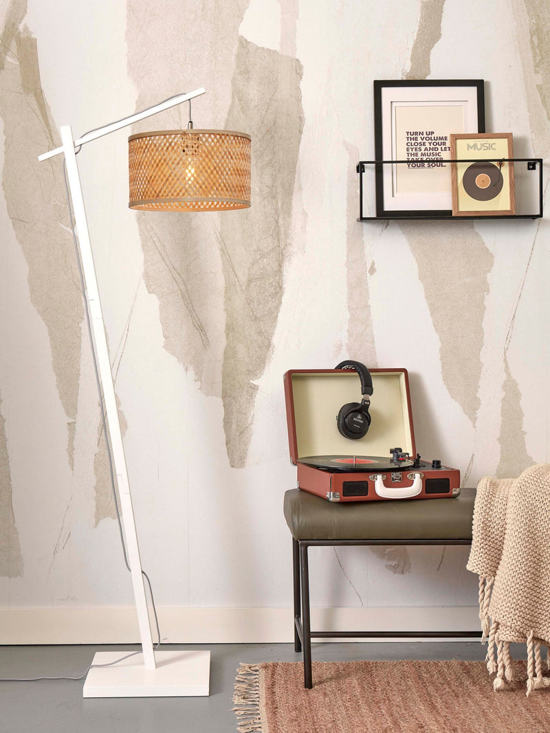 Gesamtansicht der Good&Mojo Stehleuchte Java Bambus Weiß/Natur mit geflochtenem Bambusschirm und weißem Gestell.