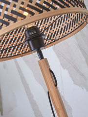 Stehleuchte Java von Good&Mojo mit geflochtenem Bambusschirm in Natur und Schwarz, Detail von Fassung und Bambusgestell.