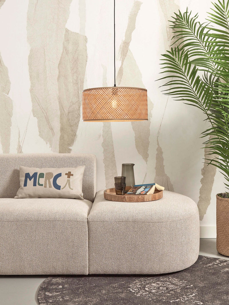 Hängeleuchte Java von Good&Mojo mit geflochtenem Bambusschirm über einem hellen Sofa in einem Wohnraum.