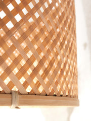 Detailaufnahme des geflochtenen Bambusschirms der Good&Mojo Tischleuchte Java mit diagonalem Lattengeflecht und durchscheinendem Licht.