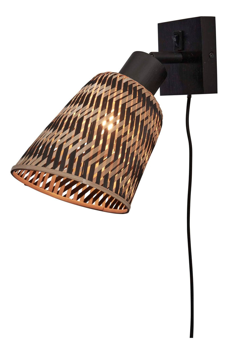Wandleuchte Java von Good&Mojo mit Schirm aus geflochtenem Bambus in Natur und Schwarz, Schalter am schwarzen Wandgehäuse.