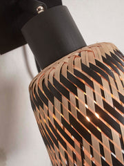 Detailaufnahme der Wandleuchte Good&Mojo Java aus Bambus mit geflochtenem Schirm in Natur und Schwarz, durchscheinendes Licht.