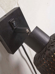 Detailansicht der schwarzen Bambus-Wandleuchte Good&Mojo Java mit Wandhalterung, Schalter und geflochtenem Schirm.