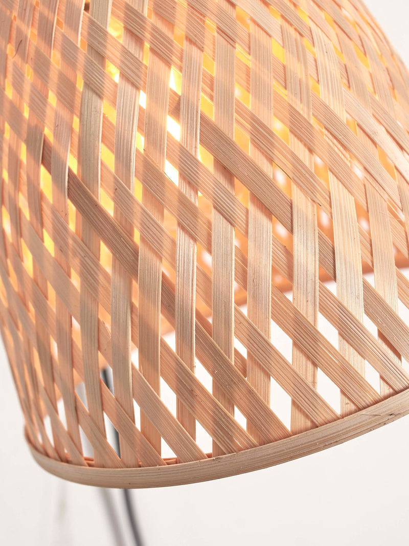 Detailaufnahme des geflochtenen Bambus-Lampenschirms der Good&Mojo Wandleuchte Java in Naturfarbe, durch den warmes Licht schimmert.