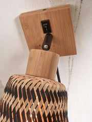 Detailansicht der Good&Mojo Wandleuchte Java mit Bambusbaldachin, Schalter und geflochtenem Schirm in Natur/Schwarz.