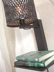 Detailansicht der schwarzen Bambus-Wandleuchte Java von Good&Mojo mit geflochtenem Schirm und Schalter.