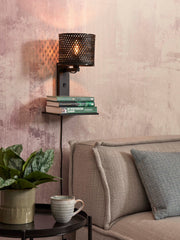 Wandleuchte Java von Good&Mojo mit schwarzem Gittergeflecht-Schirm und Ablage, an rosafarbener Wand über einem Sofa.