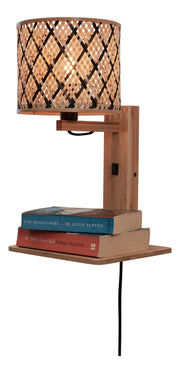 Good&Mojo Wandleuchte Java aus Bambus mit Ablage: Lampe mit geflochtenem Bambusschirm, Holzarm und Ablage mit zwei Büchern.