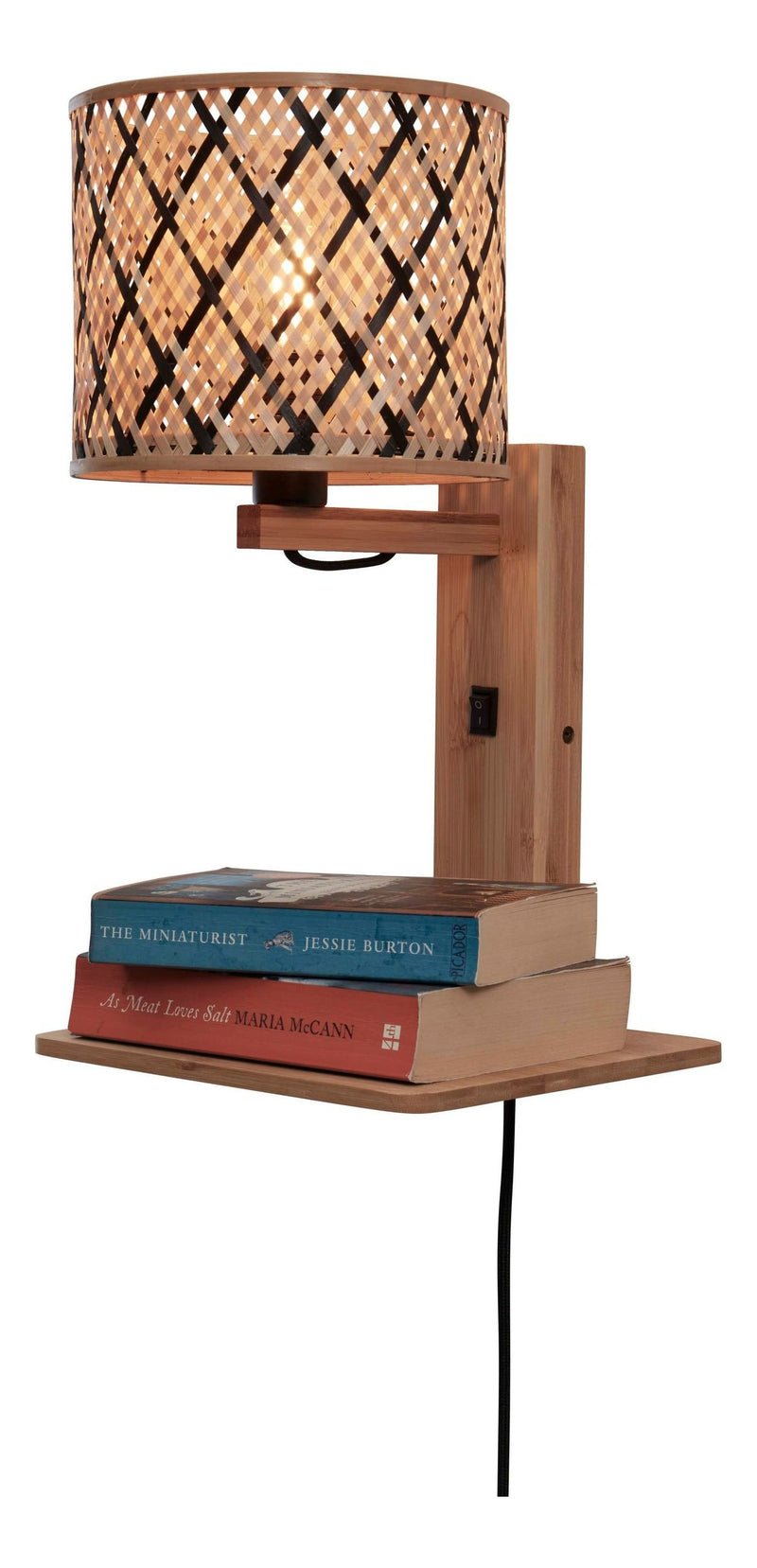 Good&Mojo Wandleuchte Java aus Bambus mit Ablage: Lampe mit geflochtenem Bambusschirm, Holzarm und Ablage mit zwei Büchern.