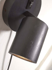 Detailansicht des schwarzen Wandstrahlers Good&Mojo Java mit zylindrischem Bambusschirm, Schalter und Kabel.