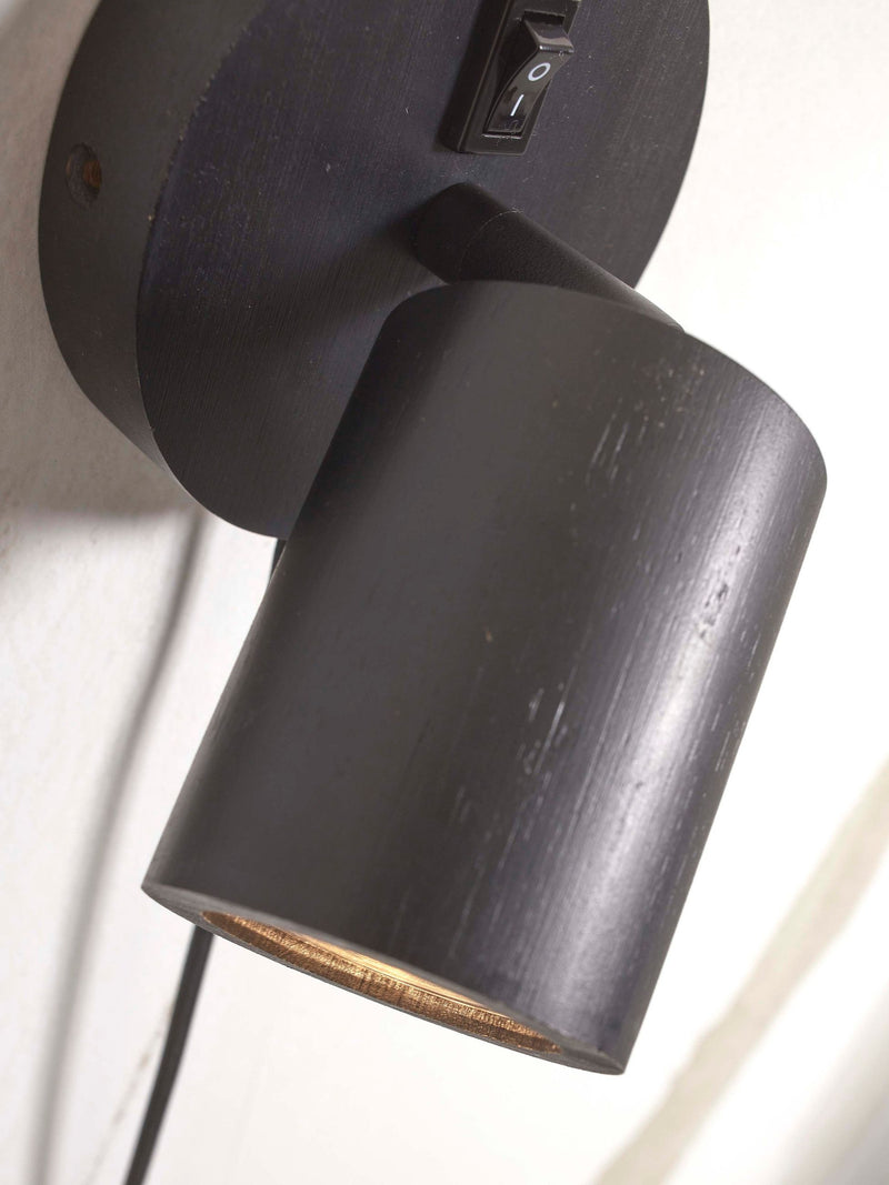 Detailansicht des schwarzen Wandstrahlers Good&Mojo Java mit zylindrischem Bambusschirm, Schalter und Kabel.