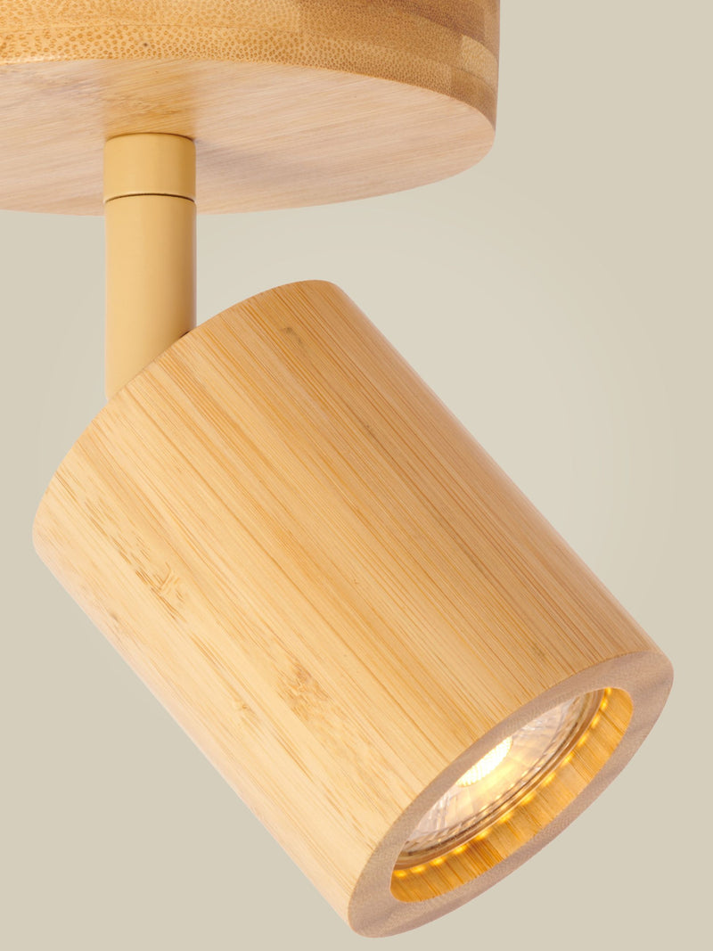Detailansicht der Good&Mojo Deckenleuchte Java: schwenkbarer Bambus-Spot mit sichtbarer GU10-Lampe, Bambusgestell in Natur.