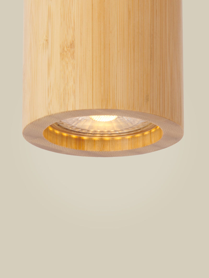 Detailansicht der Hängeleuchte Good&Mojo Java aus Bambus in Naturfarbe mit leuchtendem LED-Strahler im Zylinderschirm.