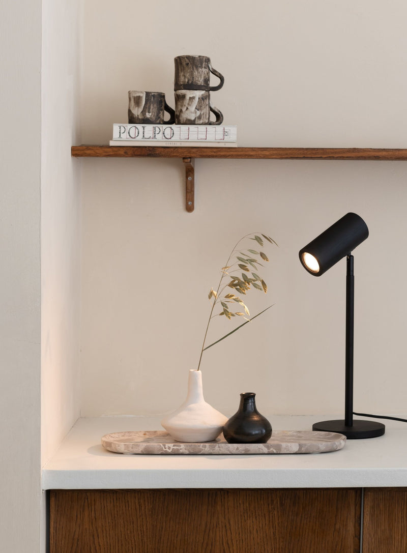 Schwarze Tischleuchte Java von Good&Mojo mit verstellbarem Strahler auf einem Sideboard.