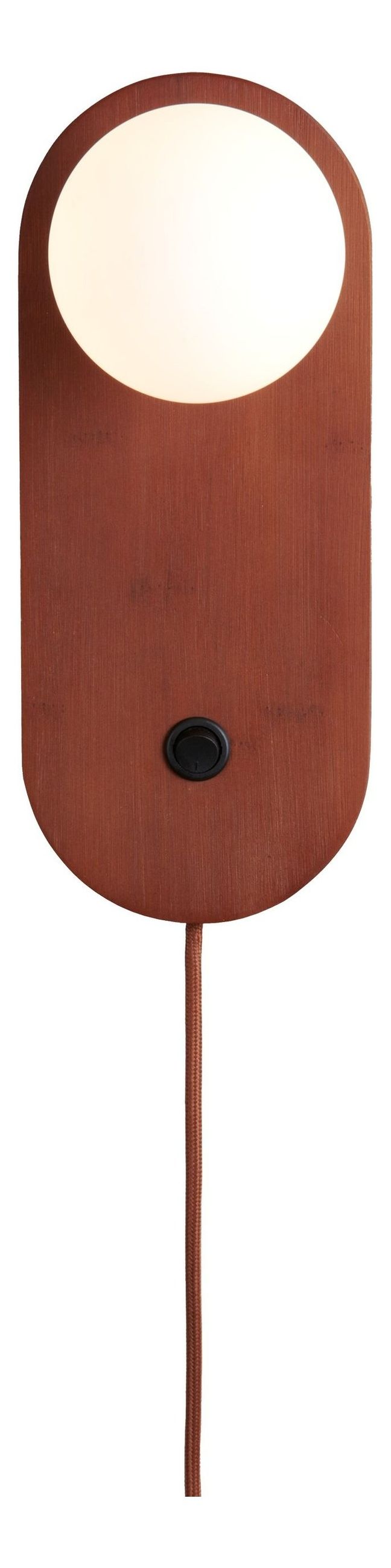 Wandleuchte Java von Good&Mojo in Braun mit runder Glaskugel am oberen Rand, schwarzem Schalter und Kabel.