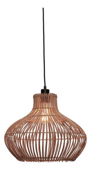 Hängeleuchte Kalahari aus Natur-Rattan mit bauchig geschwungenem Schirm, schwarzem Kabel und sichtbarer Glühlampe im Inneren.
