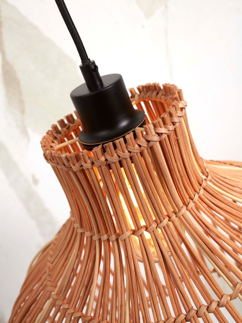 Detailansicht der Hängeleuchte Good&Mojo Kalahari mit geflochtenem Rattan-Schirm in Natur und schwarzer E27-Fassung.