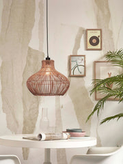 Hängeleuchte Kalahari aus Rattan in Natur mit Fassung und Kabel über einem weißen Esstisch mit Zeitschrift und Geschirr.