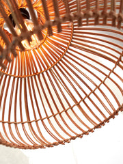 Detailansicht der Hängeleuchte Kalahari von Good&Mojo: geflochtener Rattanschirm in Natur mit leuchtender Glühlampe.
