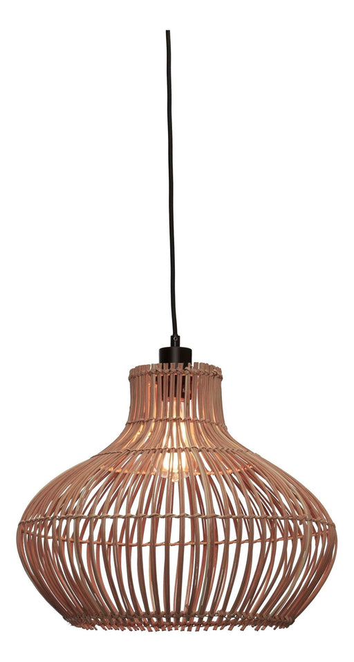 Hängeleuchte Kalahari aus Natur-Rattan mit bauchig geschwungenem Schirm, schwarzem Kabel und sichtbarer Glühlampe im Inneren.