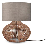 Tischleuchte Kalahari von Good&Mojo mit bauchigem Rattanfuß und grauem Leinenschirm vor weißem Hintergrund.