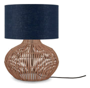 Tischleuchte Kalahari von Good&Mojo mit geflochtenem Rattan-Gestell in Natur und dunkelblauem Leinenschirm, Gesamtansicht.