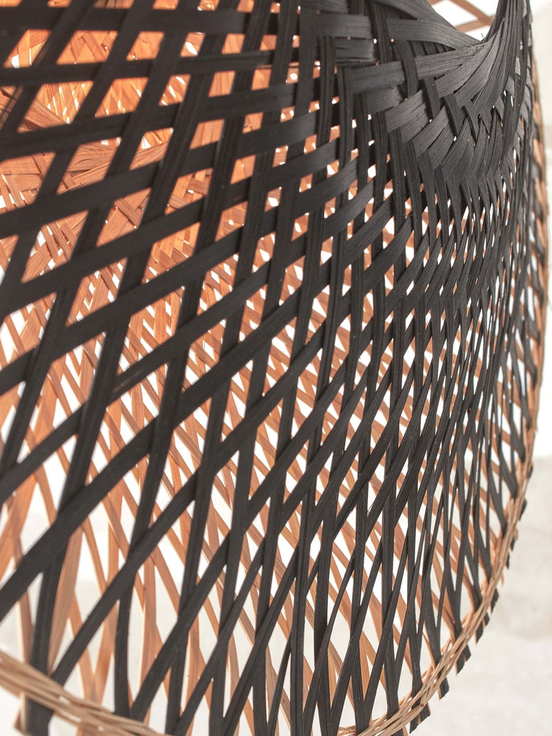 Detailaufnahme des geflochtenen Bambusschirms der Good&Mojo Wandleuchte Kalimantan Bambus in Schwarz und Natur.