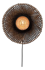 Runde Wandleuchte Good&Mojo Kalimantan aus geflochtenem Bambus in Schwarz/Natur, mit sichtbarer Glühlampe und Kabel.