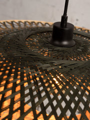 Detailansicht der Pendelleuchte Good&Mojo Kalimantan: geflochtener Bambusschirm in Natur mit schwarzer Lampenfassung.