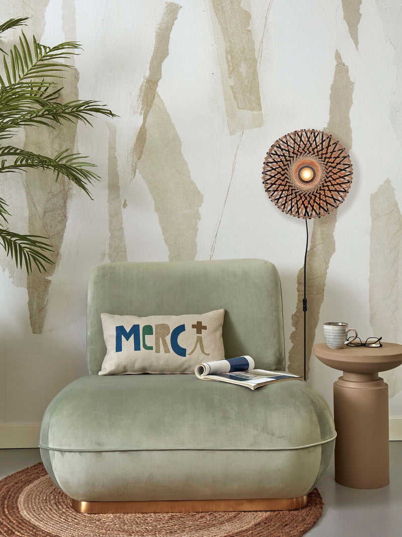 Good&Mojo Wandleuchte Kalimantan XS aus Bambus mit schwarzem Eisengestell, über einem mintgrünen Sessel an der Wand montiert.