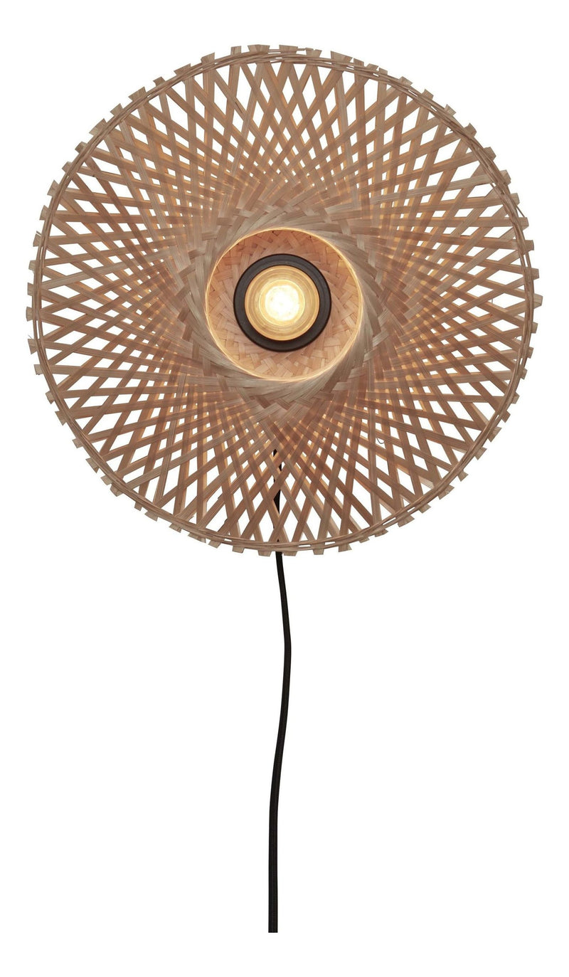 Runde Wandleuchte Kalimantan XS von Good&Mojo aus geflochtenem Bambus in Naturfarbe, eingeschaltet, mit schwarzem Kabel.