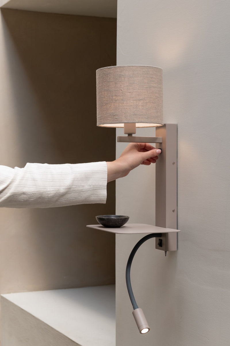 Wandleuchte Florence mit Leselampe: sandfarbener Leinenschirm, flexibler Arm und Ablage, an der Wand montiert.