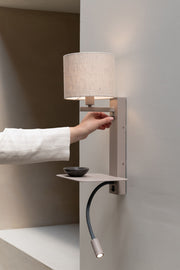 Wandleuchte Florence mit Leselampe: Sandfarbener Leinenschirm, Ablage und flexible Leselampe an der Wand montiert.